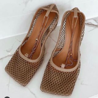 ボッテガヴェネタ(Bottega Veneta)のボッテガヴェネタ　ネットベージュサンダルパンプスチェーン(ハイヒール/パンプス)