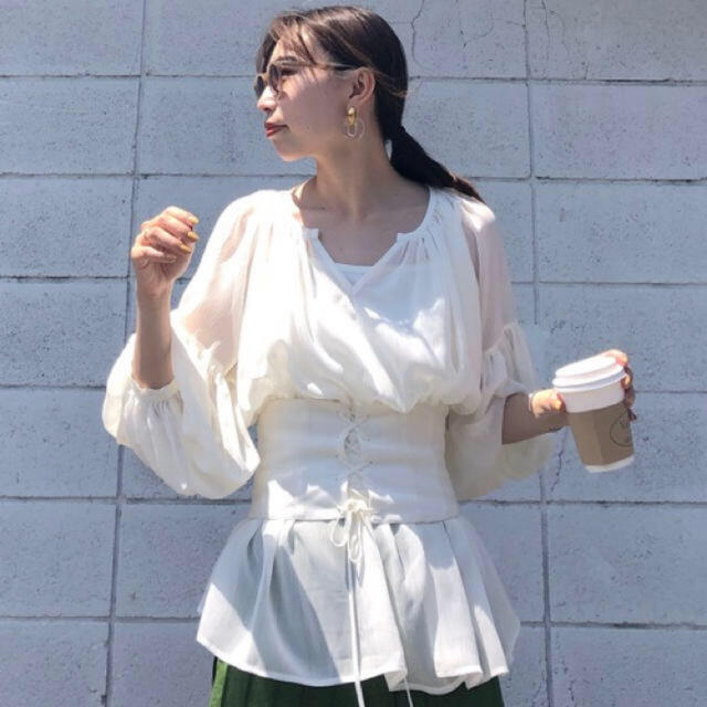 Ameri VINTAGE(アメリヴィンテージ)のMEDI RELAXING ELEGANT BLOUSE レディースのトップス(シャツ/ブラウス(長袖/七分))の商品写真