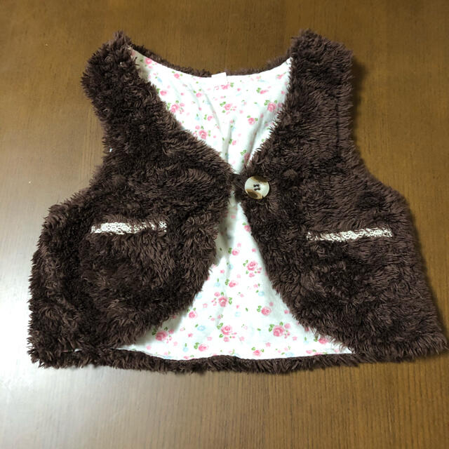 西松屋(ニシマツヤ)のモコモコベスト キッズ/ベビー/マタニティのキッズ服女の子用(90cm~)(ジャケット/上着)の商品写真