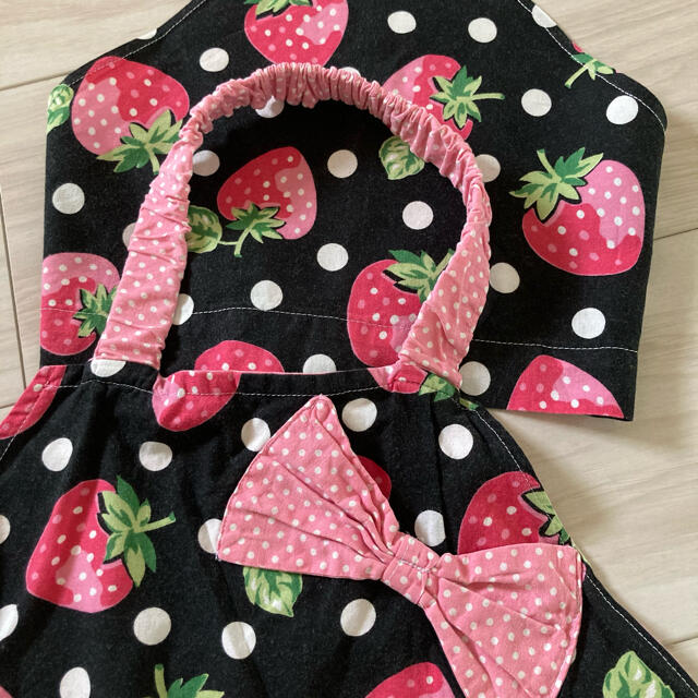 イチゴ柄　エプロン&三角巾 ハンドメイドのキッズ/ベビー(その他)の商品写真