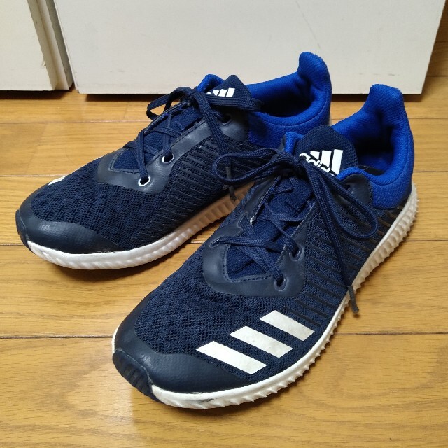 adidas(アディダス)のアディダス　スニーカー　22.5cm　ネイビー キッズ/ベビー/マタニティのキッズ靴/シューズ(15cm~)(スニーカー)の商品写真