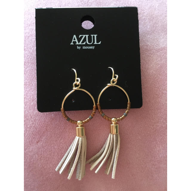 AZUL by moussy(アズールバイマウジー)の【送料込み】moussy ビーズ×スウェード タッセル フック ピアス   レディースのアクセサリー(ピアス)の商品写真