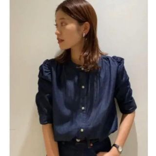 マウジー(moussy)のmoussy 新品未使用　ギャザースリーブデニムブラウス　ワンウォッシュ(シャツ/ブラウス(長袖/七分))