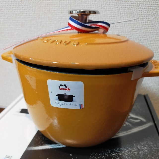 新品 Staub ストウブ マスタード ラ ココット デ ゴハン 16cm鍋の内側は3層のエマイユ加工