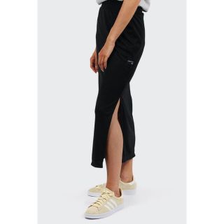 アディダス(adidas)のadidas originals EQT SKIRT 黒タイトスカート スリット(ひざ丈スカート)