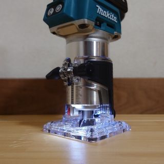 マキタ(Makita)のマキタ　18V　新品　充電式トリマー　RT50D(工具/メンテナンス)