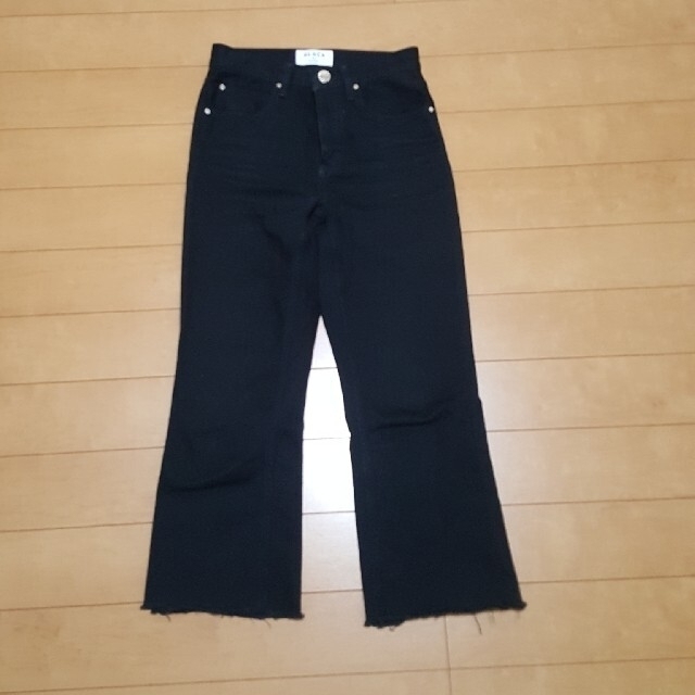 BLACK by moussy(ブラックバイマウジー)のPACAS Black cut off Denim 23 レディースのパンツ(デニム/ジーンズ)の商品写真