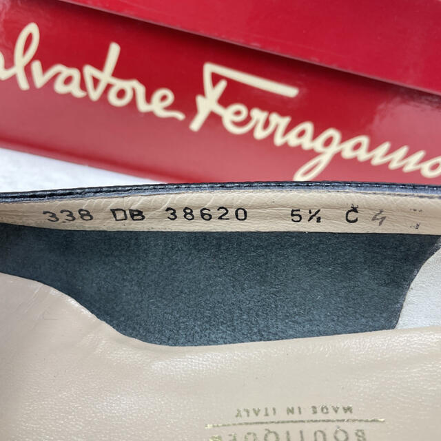 Salvatore Ferragamo(サルヴァトーレフェラガモ)の【超美品】フェラガモ ヴァラ リボン リザード型押し ローヒール  5ハーフC レディースの靴/シューズ(ハイヒール/パンプス)の商品写真