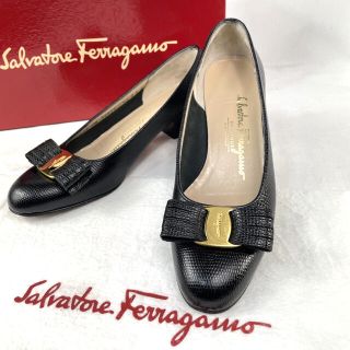 サルヴァトーレフェラガモ(Salvatore Ferragamo)の【超美品】フェラガモ ヴァラ リボン リザード型押し ローヒール  5ハーフC(ハイヒール/パンプス)