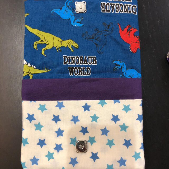 ハンドメイド　移動ポケット（カラフル恐竜ネイビー　マグネットホック付き） ハンドメイドのキッズ/ベビー(外出用品)の商品写真