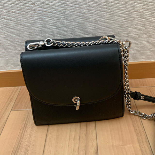 Charles and Keith(チャールズアンドキース)のCHARLES&KEITHのカバン レディースのバッグ(ショルダーバッグ)の商品写真