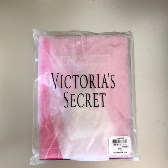 Victoria's Secret(ヴィクトリアズシークレット)のヴィクトリアシークレットパスポートケース☆新品未使用☆ レディースのファッション小物(パスケース/IDカードホルダー)の商品写真