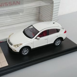 ニッサン(日産)の日産 スカイラインクロスオーバー モデルカー(ミニカー)