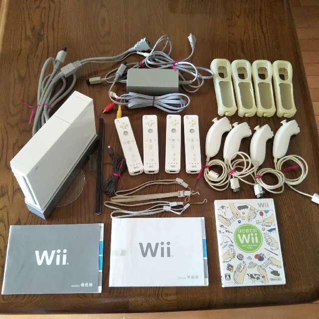 Wiiの■【値下】Wii 本体 セット (リモコン4個 ヌンチャク4個付き)