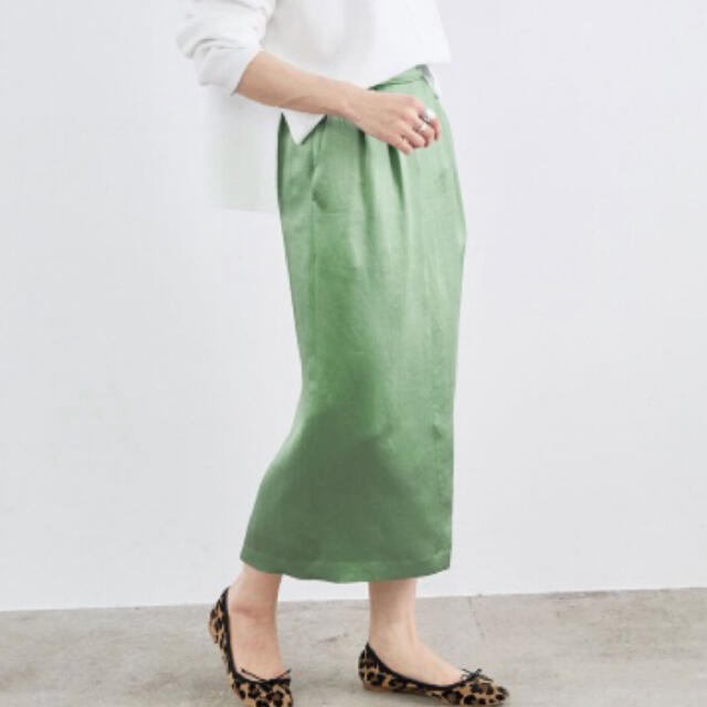 ROPE’(ロペ)のロペ　ベビーサテンタックタイトスカート レディースのスカート(ひざ丈スカート)の商品写真