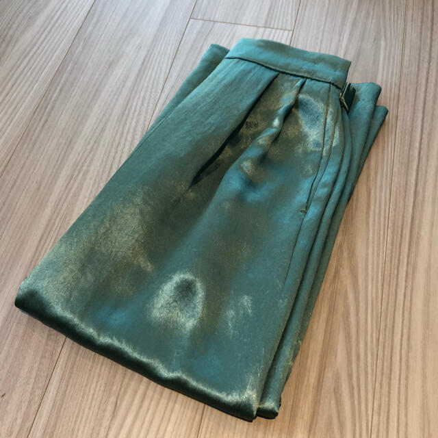 ROPE’(ロペ)のロペ　ベビーサテンタックタイトスカート レディースのスカート(ひざ丈スカート)の商品写真