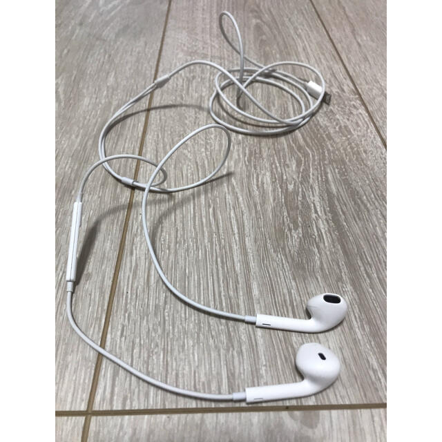 Apple(アップル)の（値下げ）iPhoneイヤホンEarPods with Lightning スマホ/家電/カメラのオーディオ機器(ヘッドフォン/イヤフォン)の商品写真