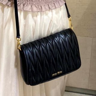 ミュウミュウ(miumiu)のmiumiu ショルダーバッグ マトラッセ(ショルダーバッグ)