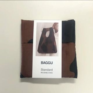 ビームス(BEAMS)のBAGGU  STANDARD 🐄カウ柄(茶色✖︎黒)(エコバッグ)