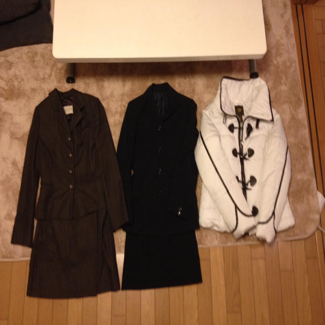 Max & Co.(マックスアンドコー)の茶色のスーツ、紺色のスーツ、白のダウン レディースのフォーマル/ドレス(スーツ)の商品写真