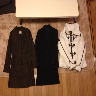 マックスアンドコー(Max & Co.)の茶色のスーツ、紺色のスーツ、白のダウン(スーツ)