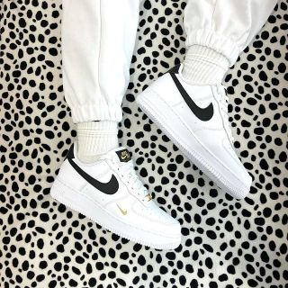 ナイキ(NIKE)の22.5cm ナイキエアフォース1 エッセンシャルess 07 白 金 ブラック(スニーカー)