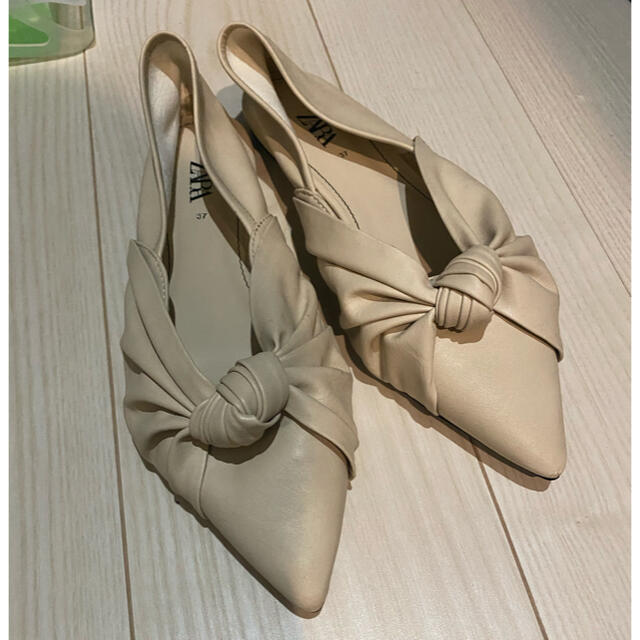 ZARA(ザラ)のZARA ザラ　フラットシューズ　バレエシューズ　ホワイト　リボン レディースの靴/シューズ(バレエシューズ)の商品写真