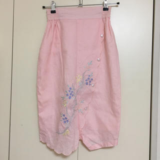 ロキエ(Lochie)のピンク刺繍スカート(ひざ丈スカート)