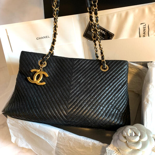 CHANEL(シャネル)の【seki様専用】シャネル 美品 シェブロン Vステッチ ショルダーバッグ レディースのバッグ(ショルダーバッグ)の商品写真