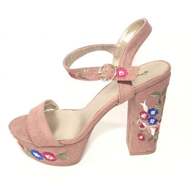 Qupid キューピッド サンダル 厚底 25.5cm 刺繍 ピンク レディースの靴/シューズ(サンダル)の商品写真