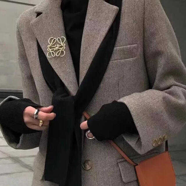 LOEWE(ロエベ)のアナグラム　モチーフ　broach レディースのアクセサリー(ブローチ/コサージュ)の商品写真