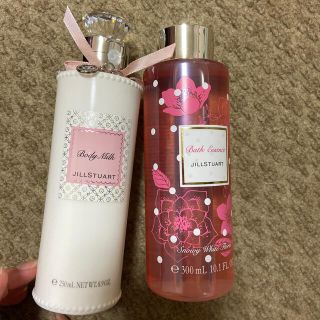 ジルスチュアート(JILLSTUART)のジルスチュアート ボディミルク250mlとバスエッセンスS 300mlのセット(ボディローション/ミルク)