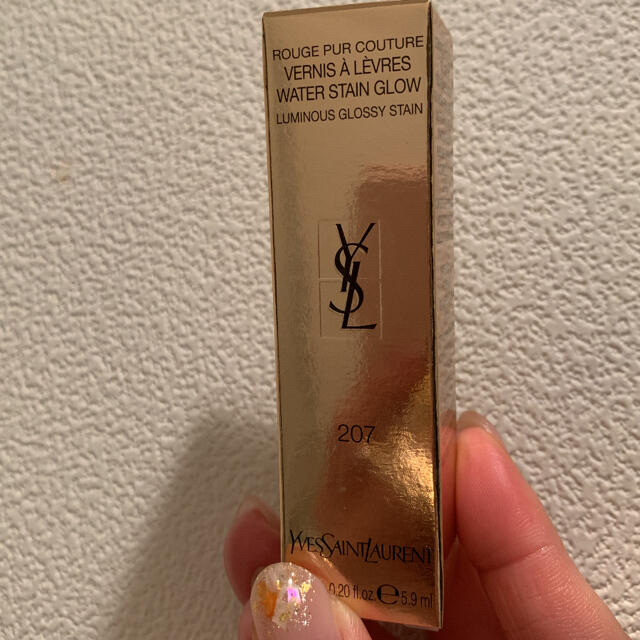 Yves Saint Laurent Beaute(イヴサンローランボーテ)のイブサンローラン　ルージュピュールクチュールヴェルニウォーターグロウ 207 コスメ/美容のベースメイク/化粧品(リップグロス)の商品写真