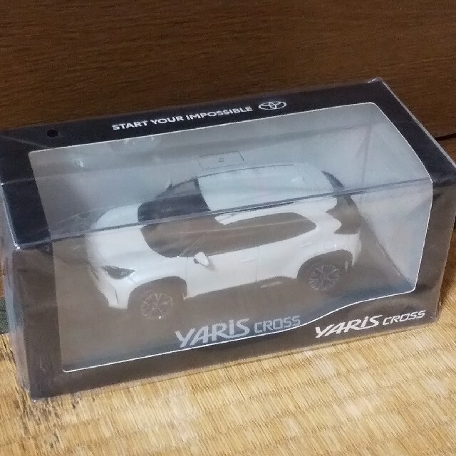 トヨタ(トヨタ)のヤリスクロス ミニカー ディーラー特製1/30　 エンタメ/ホビーのおもちゃ/ぬいぐるみ(ミニカー)の商品写真