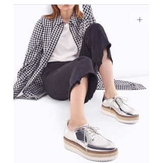 ザラ(ZARA)のZARAStradivariusメタリックシルバーオックスフォード(ローファー/革靴)