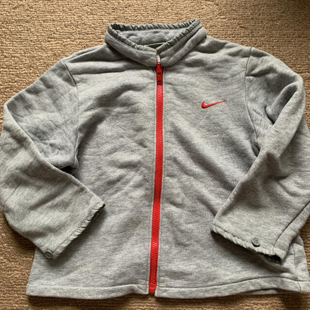 NIKE(ナイキ)のNIKE グレー　ジップアップ　パーカー　ブルゾン　100 キッズ/ベビー/マタニティのキッズ服男の子用(90cm~)(ジャケット/上着)の商品写真