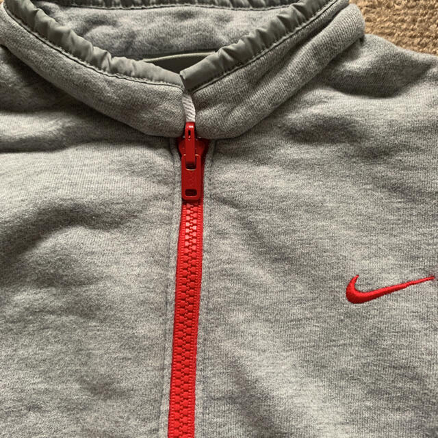 NIKE(ナイキ)のNIKE グレー　ジップアップ　パーカー　ブルゾン　100 キッズ/ベビー/マタニティのキッズ服男の子用(90cm~)(ジャケット/上着)の商品写真