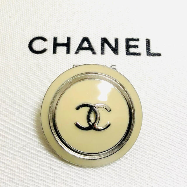 CHANEL(シャネル)のNo.131  CHANEL シャネル ボタン 正規品 ハンドメイドの素材/材料(各種パーツ)の商品写真
