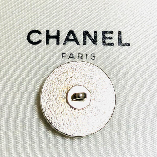 CHANEL(シャネル)のNo.131  CHANEL シャネル ボタン 正規品 ハンドメイドの素材/材料(各種パーツ)の商品写真