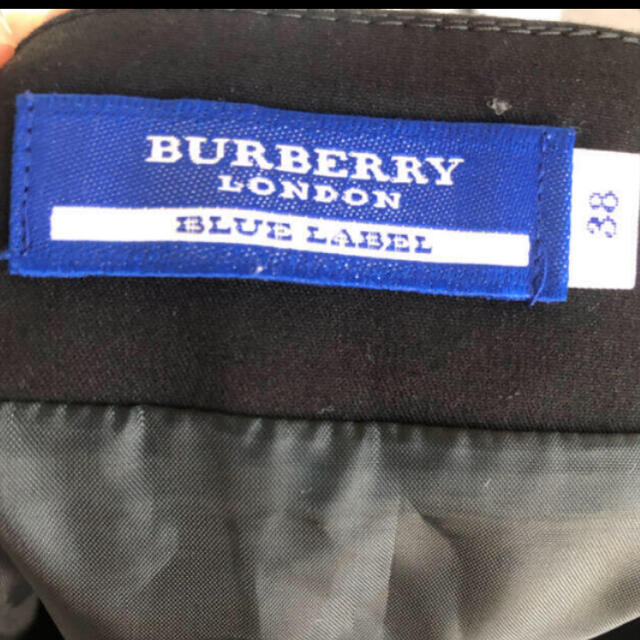 BURBERRY BLUE LABEL(バーバリーブルーレーベル)の週末限定価格　バーバリーブルーレベル　ベルト付　スカート レディースのスカート(ひざ丈スカート)の商品写真