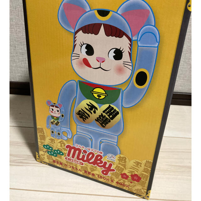 MEDICOM TOY(メディコムトイ)のBE@RBRICK 招き猫 ペコちゃん 青蓄光 100％ ＆ 400％ エンタメ/ホビーのおもちゃ/ぬいぐるみ(キャラクターグッズ)の商品写真