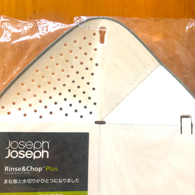 Joseph Joseph(ジョセフジョセフ)のJoseph  Joseph水切りまな板　新品 インテリア/住まい/日用品のキッチン/食器(調理道具/製菓道具)の商品写真