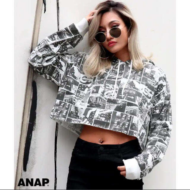 ANAP(アナップ)のフォトプリントクロップドフーディートップス レディースのトップス(トレーナー/スウェット)の商品写真