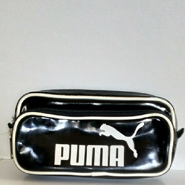 PUMA(プーマ)のPUMA  ペンケース  エナメル ダブルファスナー  傷有り インテリア/住まい/日用品の文房具(ペンケース/筆箱)の商品写真