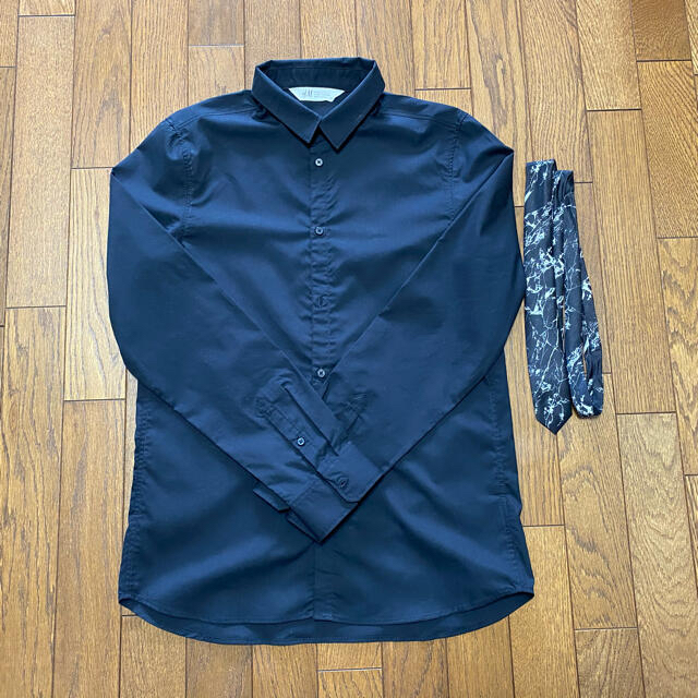 H&M(エイチアンドエム)のH & M  黒シャツ（170cm）・ネクタイ　セット キッズ/ベビー/マタニティのキッズ服男の子用(90cm~)(ドレス/フォーマル)の商品写真