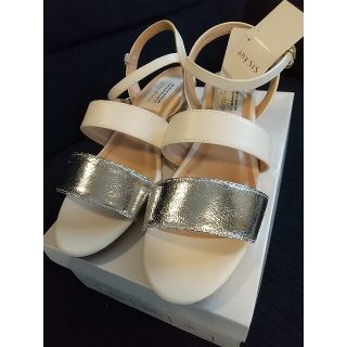 エニィスィス(anySiS)のエニシィス タグ付き 白&シルバーツ―トンサンダル👡(サンダル)