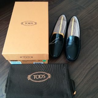 トッズ(TOD'S)の週末まで！トッズ　TOD'S　ローファー　モカシン(ローファー/革靴)