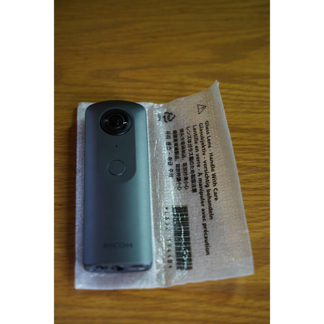 RICOH THETA V メタリックグレー 360度カメラ 手ブレ補正機能搭載 スマホ/家電/カメラのカメラ(コンパクトデジタルカメラ)の商品写真