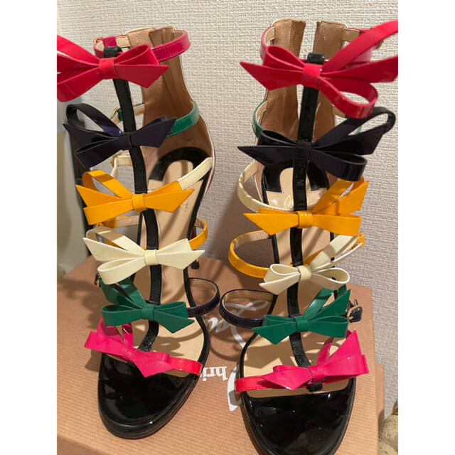 Christian Louboutin(クリスチャンルブタン)のルブタン　GIRLISTRAPPI 100 カラフルリボンエナメルサンダル レディースの靴/シューズ(サンダル)の商品写真