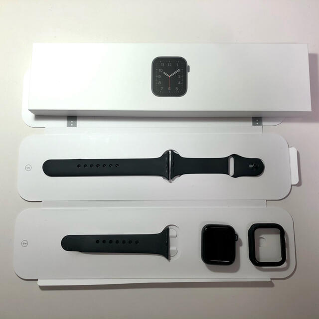 Apple Watch(アップルウォッチ)の【美品】AppleWatch　SE GPSモデル40mmスペースグレイ スマホ/家電/カメラのスマートフォン/携帯電話(スマートフォン本体)の商品写真